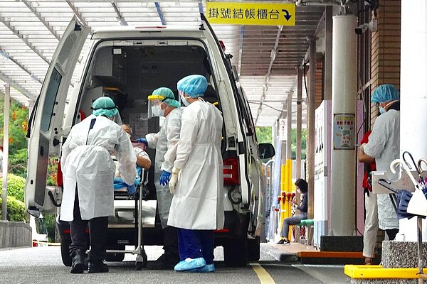醫護人力不足,在疫情間被凸顯、惡化。圖/聯合報系資料照片