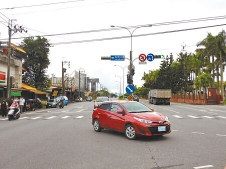 台9線花蓮縣新城鄉康樂路與精舍街口，近1個月內發生5起車禍，大多與主要幹道車輛左轉有關，經相關單位研議，擬將三色式交通號誌改為增加左轉保護時相的四燈式號誌，並畫設左轉專用道，降低交通事故發生頻率。（羅亦攝）