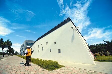 建築外型有如環保方舟的台東縣環保局新建廳舍,23日起正式進駐辦公。(莊哲權攝)