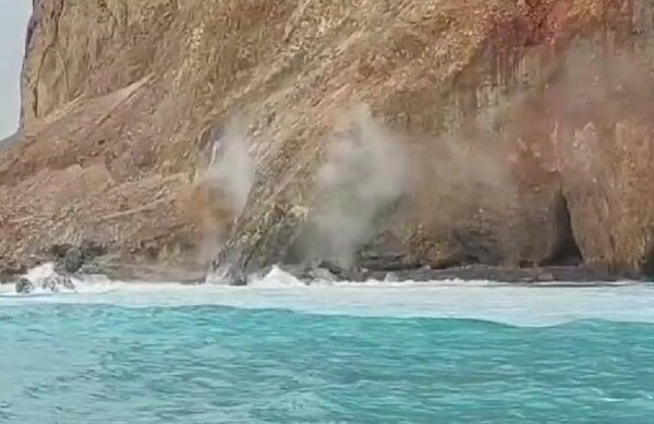 龜山島噴冒磺煙，海面也有溫泉湧現，遊客看到蘭陽八景之一的「龜島磺煙」今年第一噴的美景，開心不已。圖／簡逢均提供