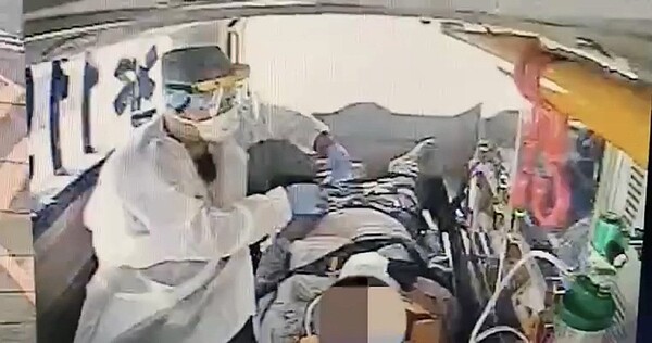 蘇姓工人拆除鐵皮屋時,疑因觸電墜樓,送醫不治。記者楊湛華/翻攝