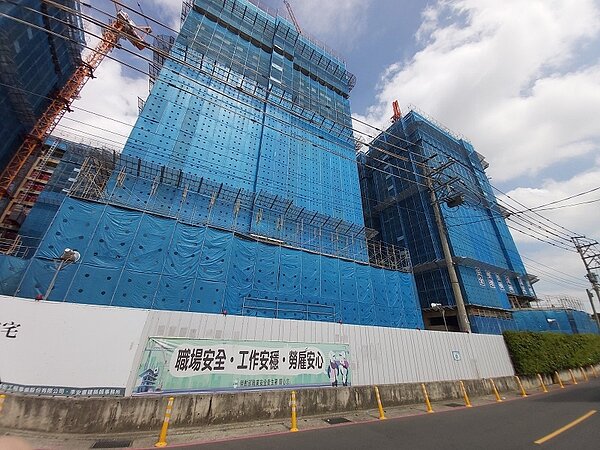 中壢一號社宅預計6月完工,桃市府表示,已打通部分道路,並預計與南亞技術學院協議價購取得用地,並將流量較大路段納入開瓶計畫。記者朱冠諭/攝影