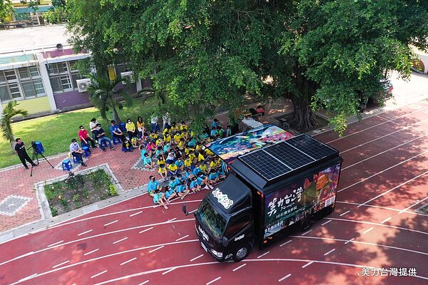 3D行動電影車讓孩子們認識台灣的人文與風景,至今穿梭2200所學校,超過25萬孩童觀看3D電影。圖/由美力台灣提供