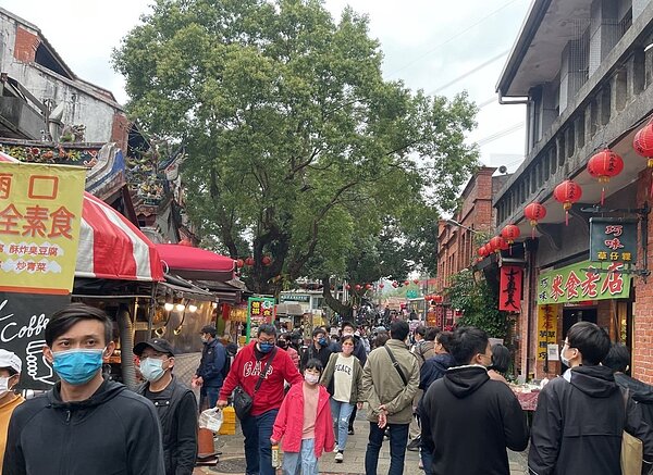 深坑商圈預計推出「2022趣味恆深體驗行銷活動」，在暑假期間以傳統技藝、童玩攤位及體驗課程，結合古色老街意象，帶動當地消費。圖／新北市政府提供

