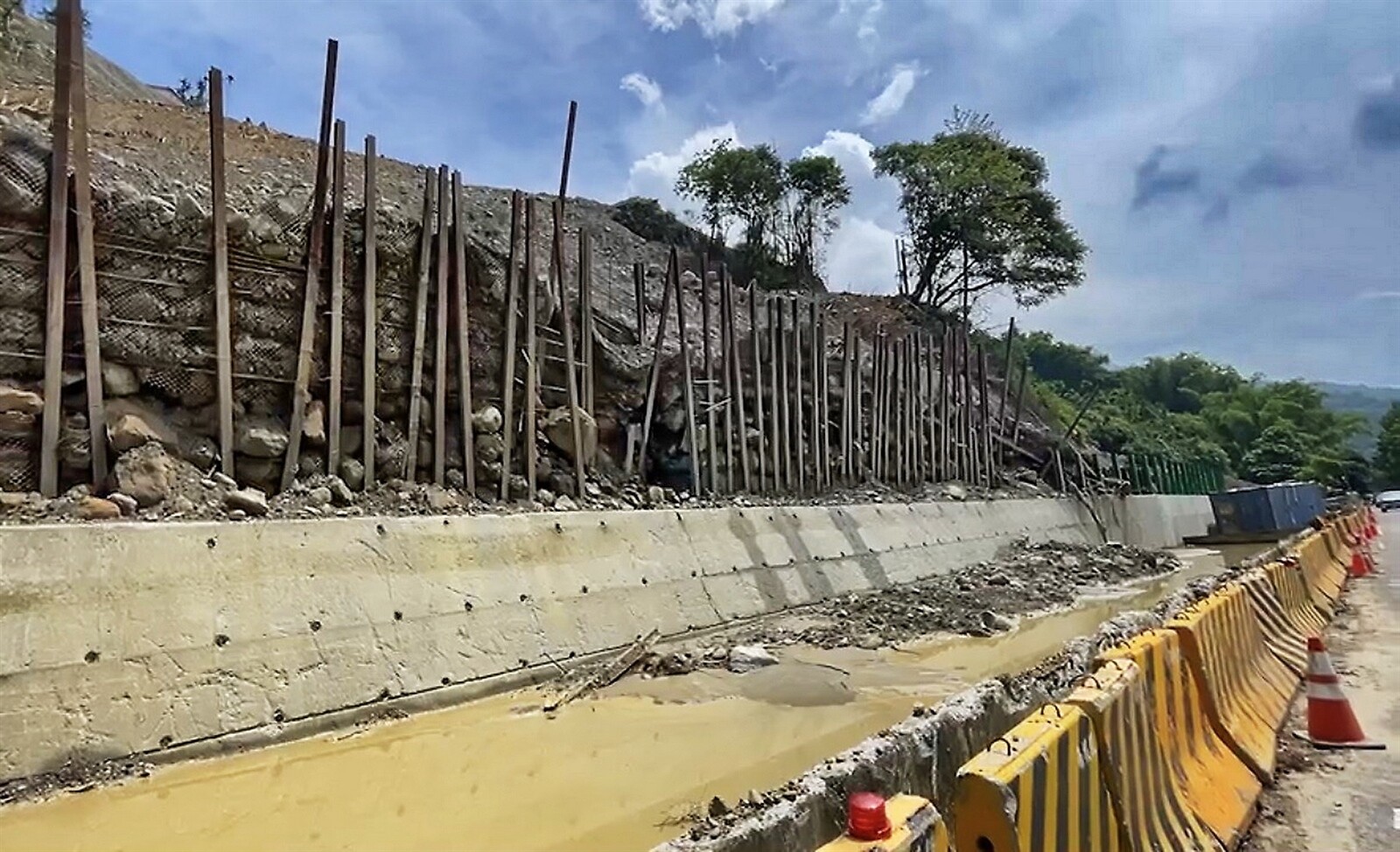 集集支線上方邊坡再度發生大規模崩塌，原訂工期數度延後，地方人士預估最快要到明年才可能全線完工通車。記者黑中亮／攝影 