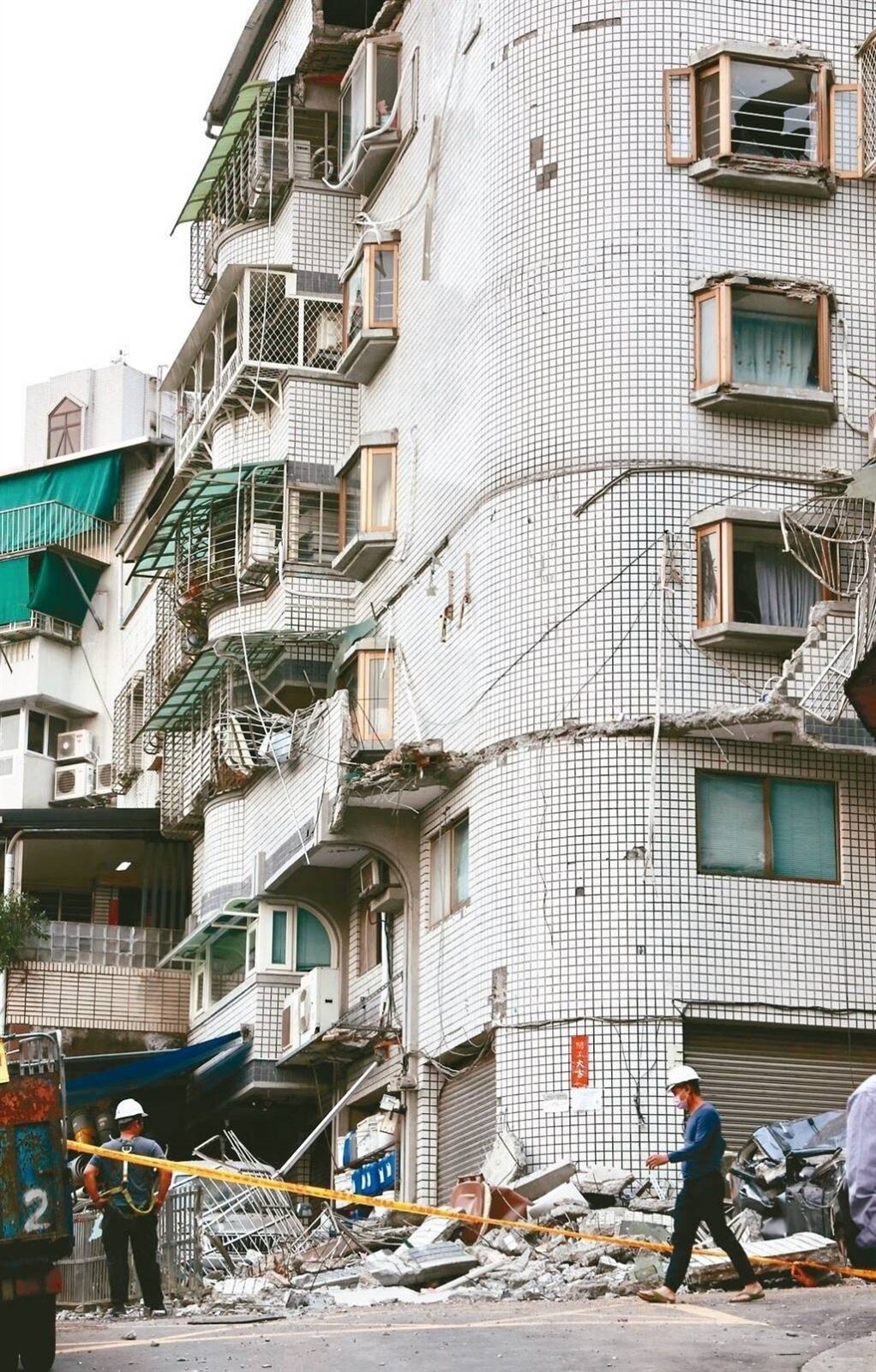 北市文山區再興社區今年3月發生女兒牆崩落意外,凸顯山坡地老舊住宅的安全問題。圖/報系資料照