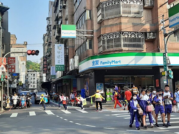 中和區莒光路177巷將於上學日的7時至8時實施單向管制。圖/新北市政府提供