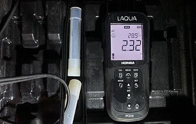 現場檢測放流口水質pH值2.32。圖/台中市環保局提供