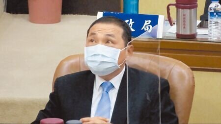 民進黨團向新北市長侯友宜致意時,侯強忍淚水。(葉德正攝)
