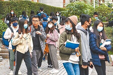 教育部昨公告「專科以上學校進用編制外專任教學人員實施原則」,大專校院聘編制外專任教學人員(專案教師),每次聘期最長不超過2年;如果他們聘期屆滿未獲續聘,學校應依其服務年資發給慰助金,最高以發給6個月平均薪酬為限。圖為東吳大學校園。(鄧博仁攝)