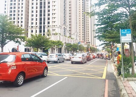 新竹市政府24日確定慈雲路行人連通步道將會捨棄地下道構想,回歸空橋設計,初估經費2億。(陳育賢攝)