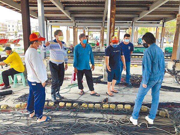 高市府海洋局有意以蚵仔寮漁港補網場用地,興建1棟多功能智慧漁產大樓,未料部分漁民有異議。副議長陸淑美(右)則批,局處「鴨霸」強推政策。(陸淑美提供/柯宗緯高雄傳真)