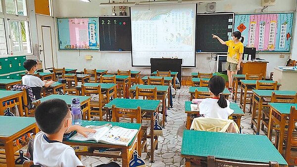 疫情嚴峻,外界認為應提早放暑假因應,台北市長柯文哲表示,最慢周四跟大家講,對此,教育部指出,將依現行標準調整授課方式,不直接回答是否提前放暑假。圖為高雄市啟動遠距教學,仍有約2%學生到校上課。(高雄市教育局提供)