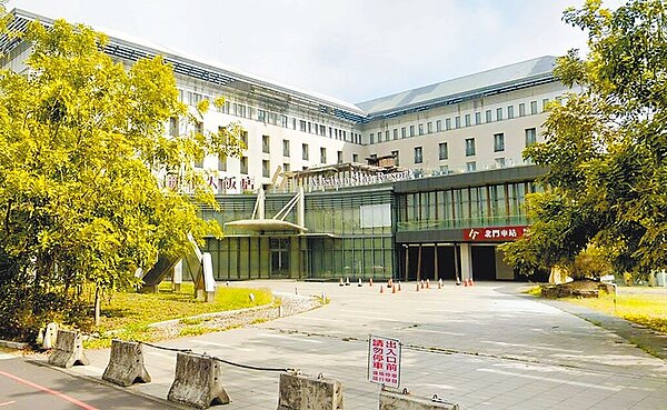 閒置多年的北門車站飯店所有權去年底已完成建物移轉登記,為活化閒置多年的飯店,林務局已著手進行促參案可行性評估及先期規畫。(阿里山林業鐵路及文化資產管理處提供/呂妍庭嘉義傳真)