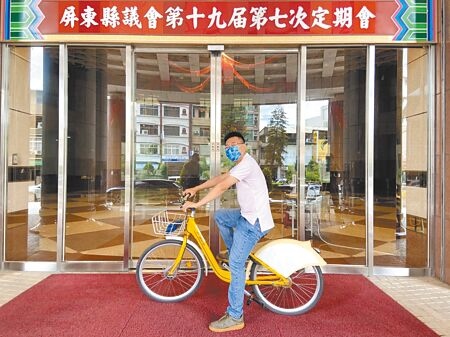 
屏東縣議員黃明賢實際體驗騎乘Pbike，直呼就像在健身房騎飛輪。（林和生攝）
