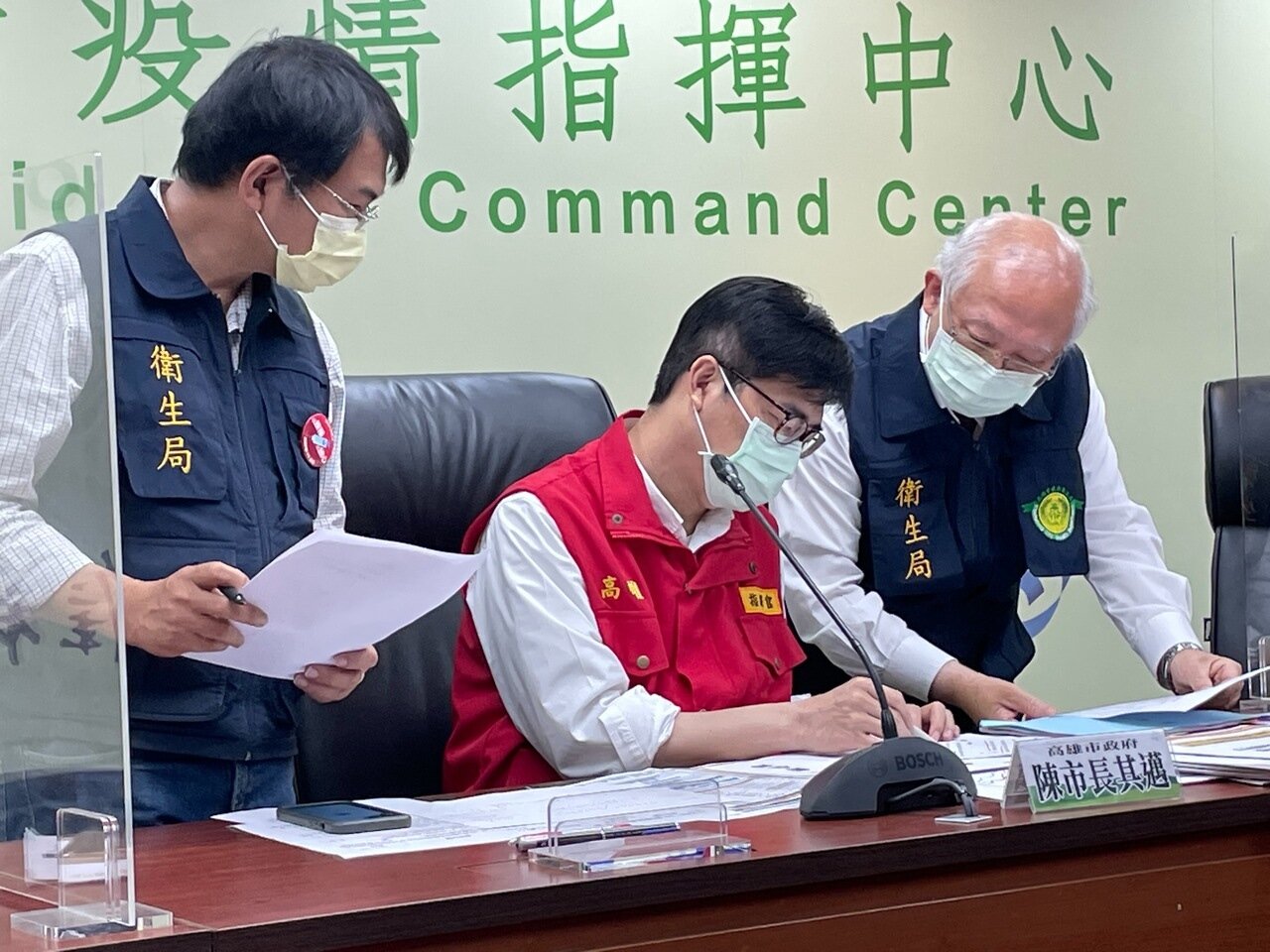 中央今天公布高雄市新增9437例,扣除系統重複通報等,高雄市今增加9408例,已逼近單日破萬大關。高雄市長陳其邁說,最近校園採遠距上課沒開放,但同住家人、職場風險還是在增加,正處於社區傳播階段。記者徐如宜/攝影