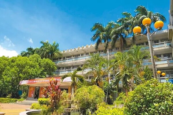 新北市府把碧華國中舊址先闢為臨時停車場，可提供200格汽車停車位。圖／新北市府提供