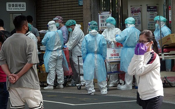 陳時中說，現在疫情高峰仍維持指揮中心的看法，目前還是高原情況。記者杜建重／攝影