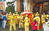 台中白沙屯媽祖停駕　餐廳業者跪迎