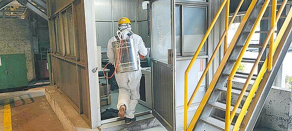 高雄市勞工局展開勞檢,督促企業落實防疫措施防止疫情擴散,甚至適當工作場所出現確診者時,應配合衛生單位疫情調查。(高雄市勞工局提供/洪靖宜高雄傳真)