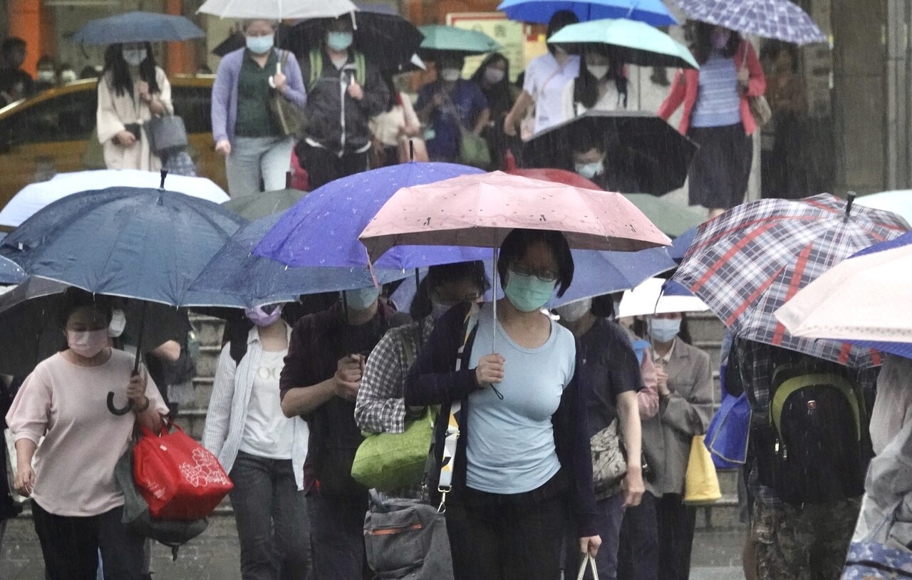 受梅雨鋒面影響，氣象局昨針對十八縣市發出豪雨或大雨特報，其中大台北整天有雨，下班時間又來傾盆大雨。氣象局預估今天各地天氣仍不穩，這波鋒面要持續影響到周五。記者林俊良／攝影 