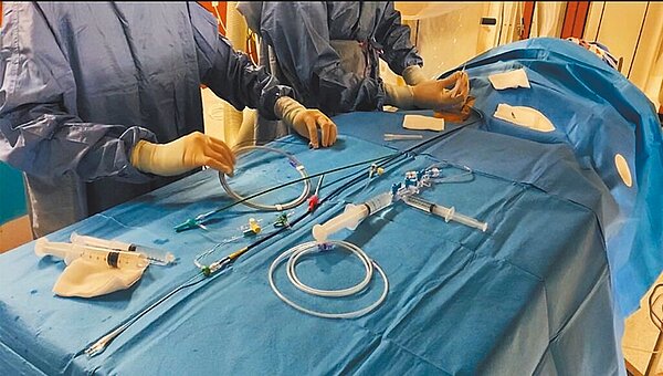 蔡女罹患急性腦梗塞,為了將孩子風險降到最低,蔡女選擇局部麻醉,忍痛接受血栓檢查,經治療後,目前母子均安。(高雄長庚醫院提供/洪浩軒高雄傳真)