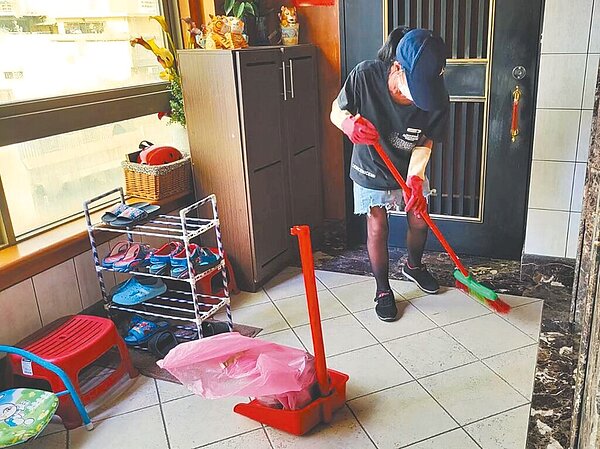 高雄市方舟就業服務協會會依街友身體狀況、過去職場背景及個人意願等,媒合街友適合的工作。(社團法人高雄市方舟就業服務協會提供/林雅惠高雄傳真)