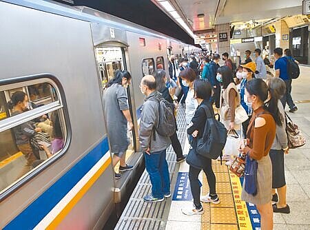 台鐵企業工會昨日召開擴大常會,經3個多小時討論後宣布端午節依法休假不加班行動取消。(本報資料照片)