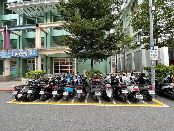 部分區域的機車停車格受限於當地環境無法立收費牌面，加上交通桿容易損毀、維護不易，北市停管處才決定畫設黃色框線。。圖／北市停管處提供