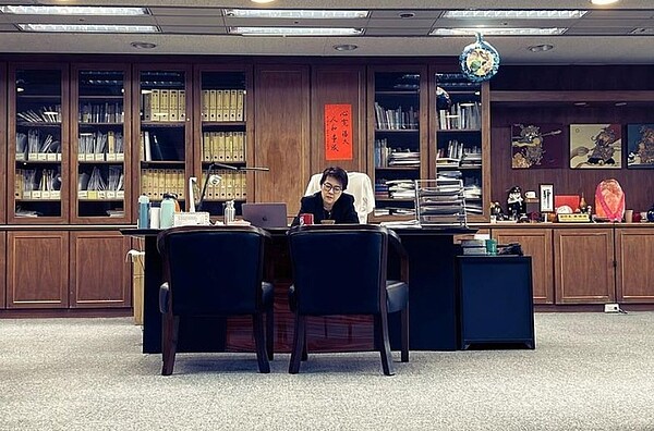 北市議員陳怡君指出,看到黃珊珊副市長在解隔後的自主管理期間未戴口罩發IG宣傳,做了最讓人憂心的示範,也讓同一棟的公務人員對此感到疑慮而恐慌畏懼。 圖/擷自黃珊珊IG