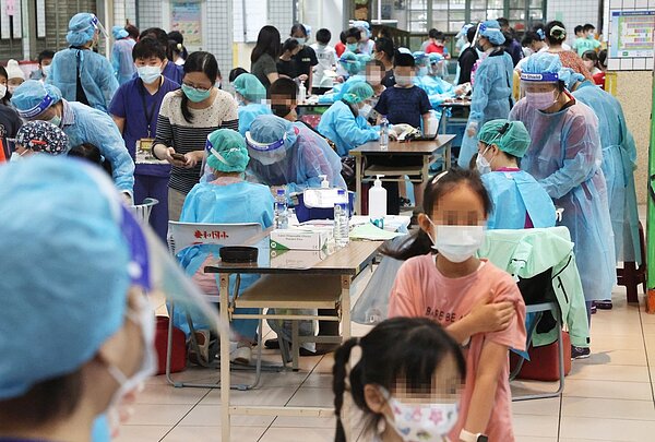 BNT兒童疫苗開打,新北市昨天部分小學展開校園接種,預計六月底之前全市六至十二歲學生完成接種。記者陳正興/攝影