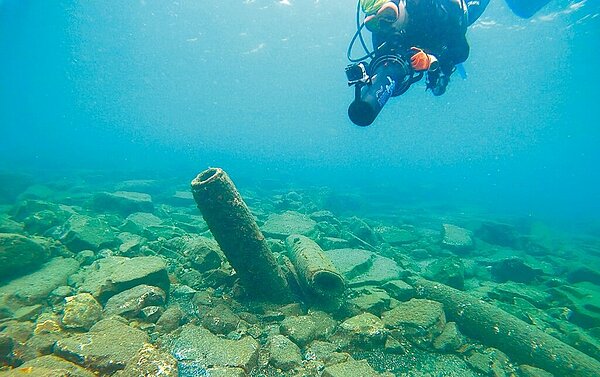 澎湖海洋志工隊日前在望安草嶼附近生態調查時,赫然在水下發現一處「砲彈墳場」,初步推估附近有大大小小的砲彈約100多顆(見圖)。(陳盡川提供/張茂雄澎湖傳真)