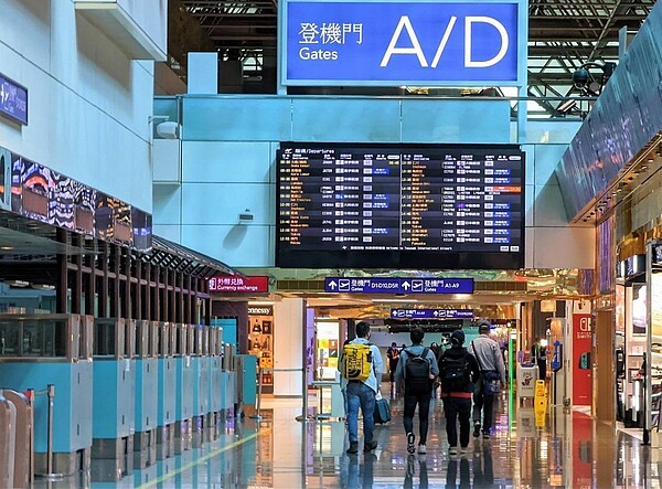 台灣虎航25日開賣出國機票，不少民眾預期下半年邊境可望開放，紛紛上網搶購；指揮中心發言人莊人祥表示，本土疫情目前仍在上升階段，尚未做開放邊境考量。圖／桃園機場提供