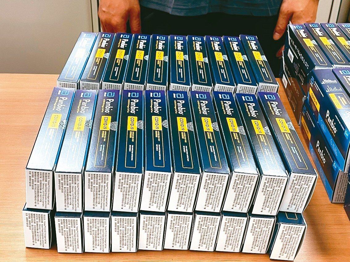 高雄6月起發放65歲以上長輩、原住民、幼兒園國小學童,每人2劑快篩。圖/記者徐如宜攝影