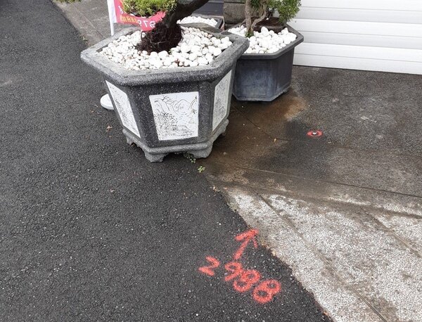 台南市地政局表示，測量員在地面噴紅漆點號標註等作法將改善。圖／台南市地政局提供