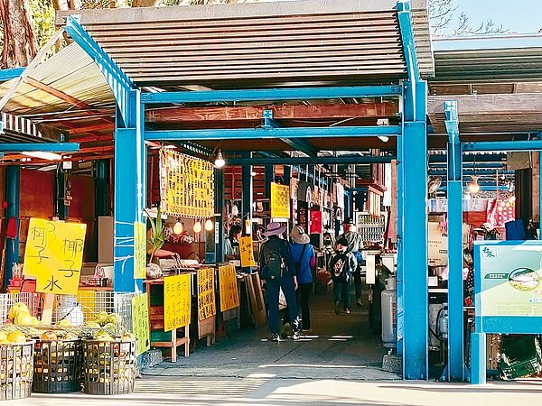 台東縣觀光景點多良車站內攤販區有2名攤商確診,攤販區停止營業7天,鄉公所將實施清消。圖/記者尤聰光攝影