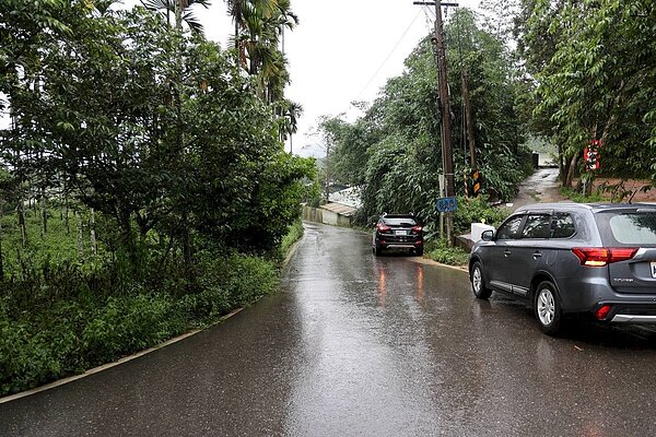魚池鄉投61線金天巷路幅不夠且多處瓶頸,如今獲公路總局補助辦理拓寬,預定2024年底完工。圖/南投縣政府提供