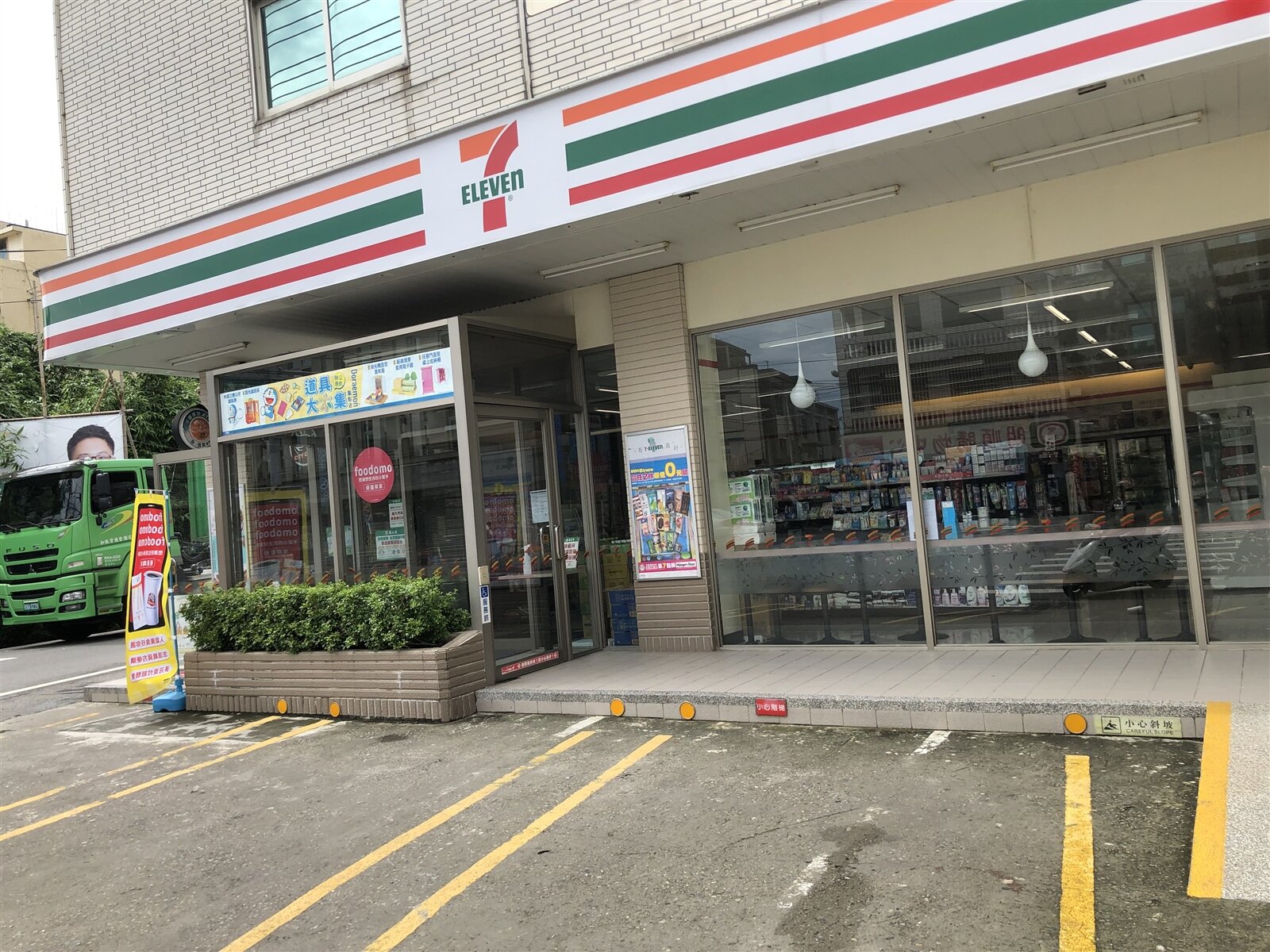 小7東崎門市門面並不大，店前約可提3輛車。記者林敬家／攝影 