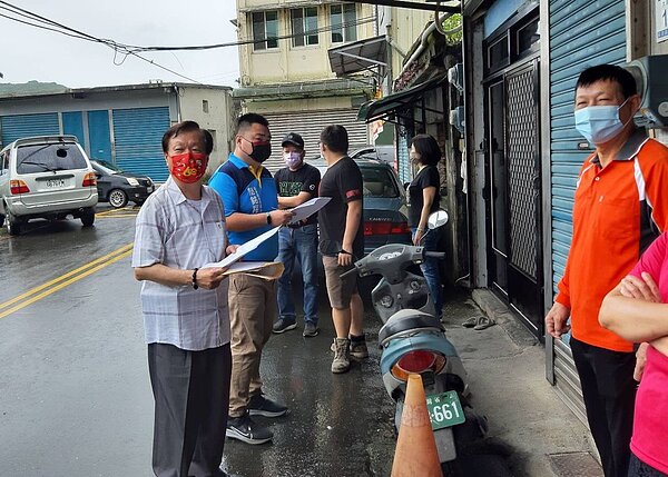 蘇澳鎮太原路被劃為12米計畫道路,長達57年來道路兩側的民房改建困難,今天向縣議員參選人陳金麟(左)陳情,要求撤銷原計畫道路的畫設。圖/陳金麟服務處提供