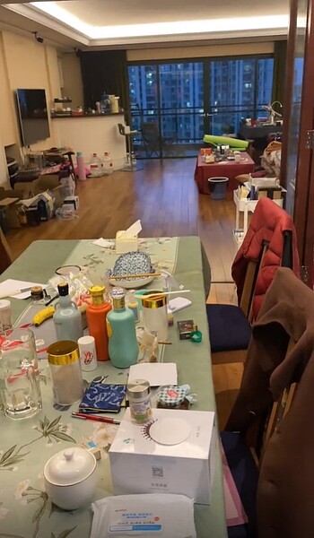 從影片可以發現,李立群在上海的住家相當寬廣。圖/取自李立群抖音