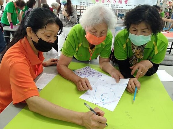 永康區烏竹社區的社區長輩展現5組手繪社區生活地圖。圖／台南市政府提供