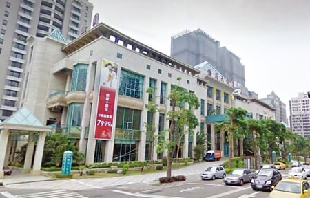 創立22年的台中僑園飯店,因不敵疫情與地主準備售地,公告將營業至6/30。圖∕截自Google街景