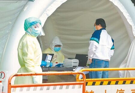 全民快篩陽性視為確診26日上路,各地醫院篩檢人數明顯減少,但仍有少數民眾至市立聯醫急門診處問診。(粘耿豪攝)