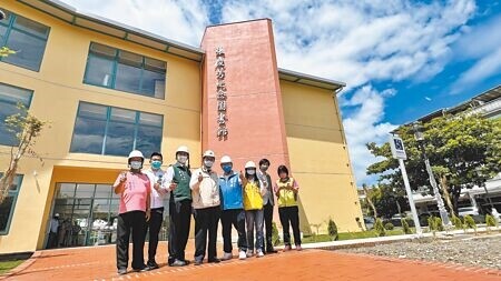 位在台南市白河國小校園北側的張慶芳紀念圖書館，預計今年7月完工。（張毓翎攝）