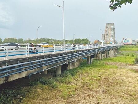 嘉義市軍輝橋交通流量大，明年拆除，改建新橋。（廖素慧攝）