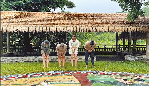 4名外地遊客25日至台東縣延平鄉鸞山部落傳統文化祭祀廣場野炊露營,族人前往規勸,鄉公所及警方到場,最後遊客鞠躬致歉。(延平鄉公所提供/蔡旻妤台東傳真)