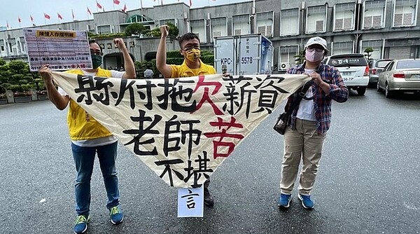 時代力量花蓮縣第三選區議員參選人陳慶元(中)昨天陪同「喵喵」老師(右)出面,呼籲縣府勿帶頭欠薪,保障教師權益。圖/聯合報