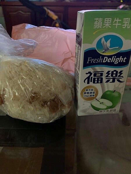 新竹市為照顧被隔離市民用餐需求,推出「防疫餐」免費送餐服務,市議員李妍慧接獲民眾反映,抱怨菜色單調。圖/市議員李妍慧提供