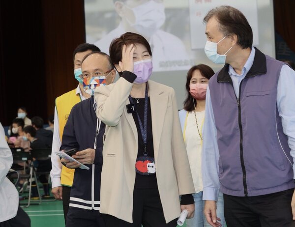 台北市副市長黃珊珊（中）前往位於大安區銘傳國小，視察兒童施打疫苗的狀況。圖／記者黃義書攝影