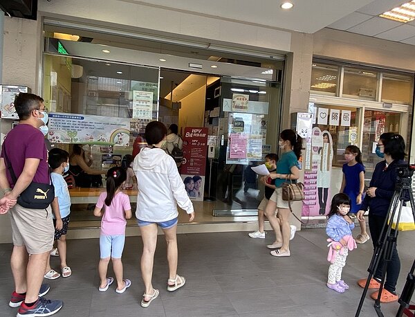 台中市國小學生開打兒童BNT疫苗,但多數學校安排6月接種,家長等不及了帶孩子衝診所施打,現場大排長龍。圖/記者趙容萱攝影